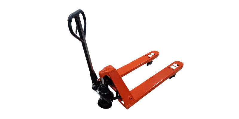 Wie werden manuelle hydraulische Gabelstapler für den täglichen Materialtransport in Lagerhallen eingesetzt?